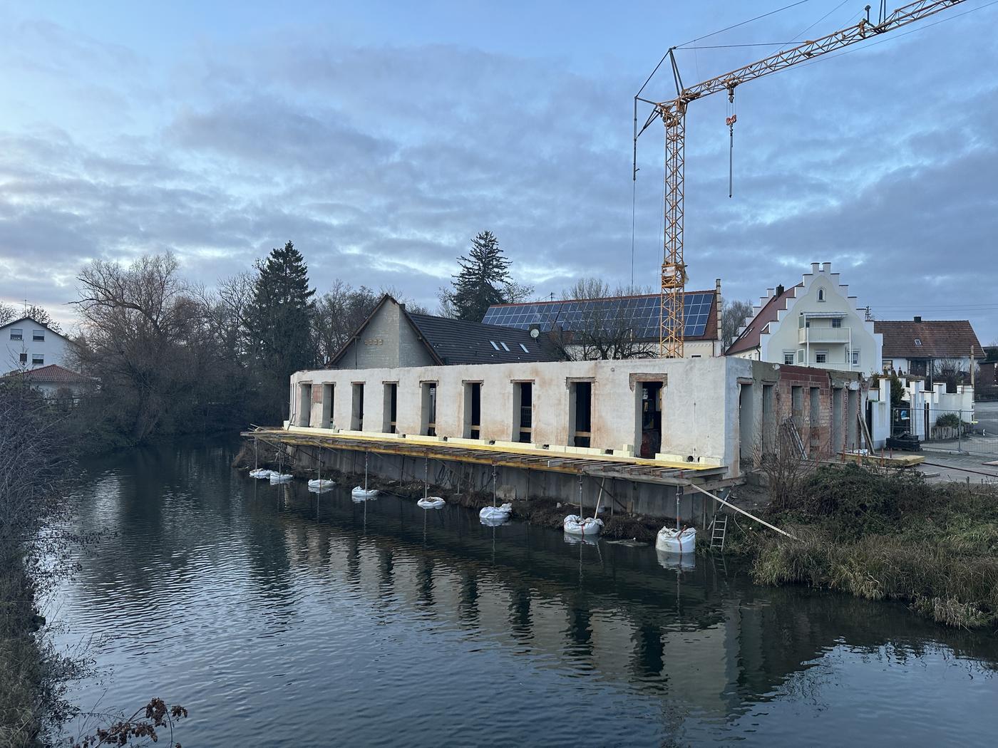 Arbeitsbühne über der Egau