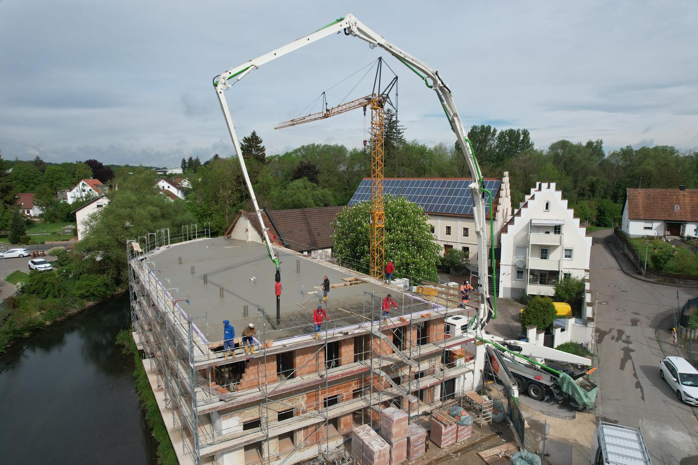 Die Betonpumpe über dem Haus